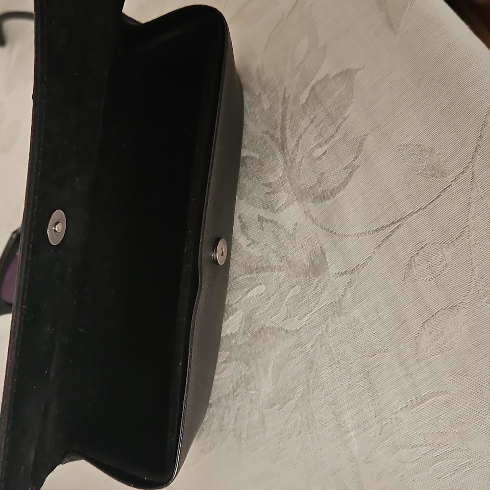 Guess Sunglasses With Case. - Picture 11 of 15